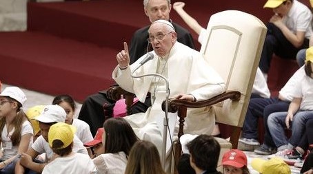 Papa Francesco: “i potenti non vogliono la pace”